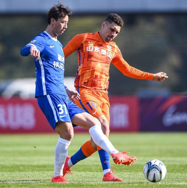 苹果手机-外援在比赛中展现出色表现，助球队取胜