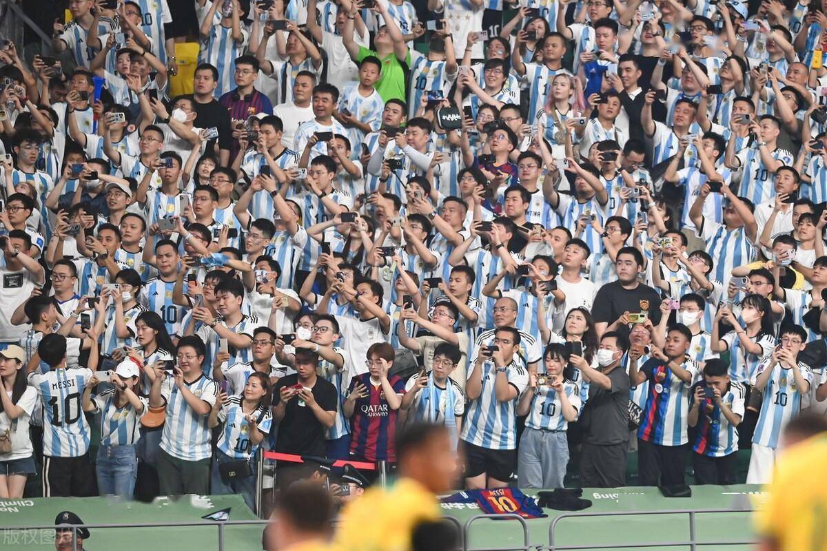 C7娱乐中国-包含足球巨星频频亮相，球迷狂热追捧的词条