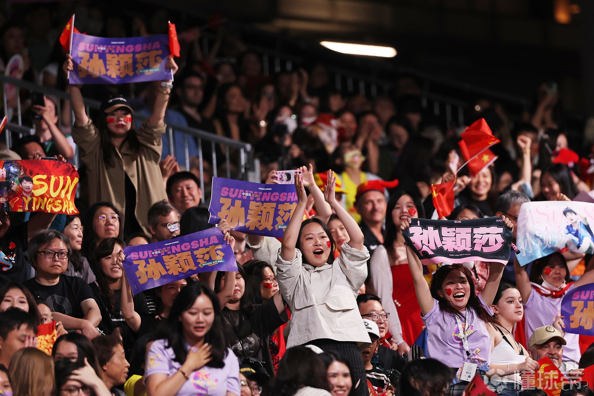 苹果手机-关于双方对抗，波澜不惊，场内外球迷热烈支持的信息