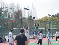 强队在比赛中势不可挡,夺得锦标赛冠军英文