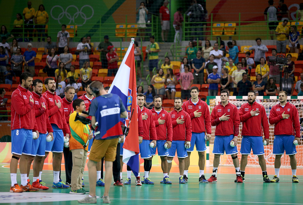 官网入口-修改病句足球比赛时队员们提出胜不骄败不馁